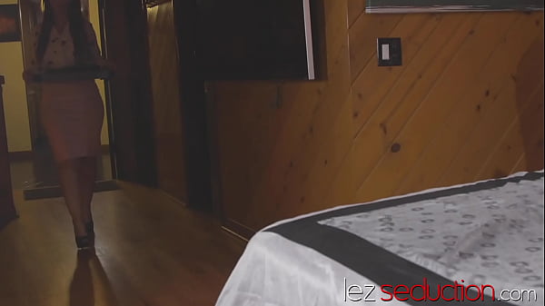 Stepmom Syren De Mer eats her teen Nickey Huntsman pussy